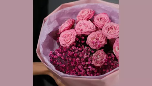 Ягодный эклер. Букет кустовые розы и&nbsp;гипсофилы FMART by flowwow