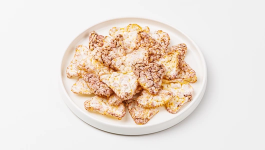 Кнекерсы кукурузные со свеклой и базиликом