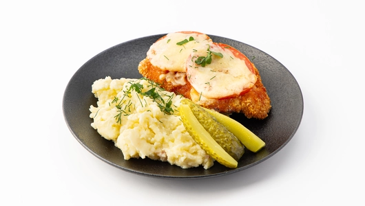 Шницель куриный под сыром с картофельным пюре и маринованными огурцами, кафе