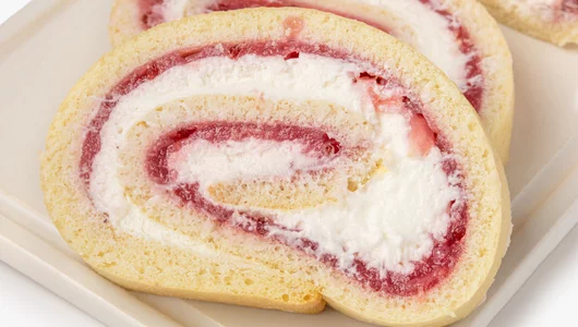 Рулет бисквитный с&nbsp;красной смородиной и&nbsp;маскарпоне