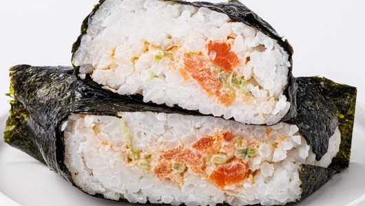 Онигири с форелью и огурцом