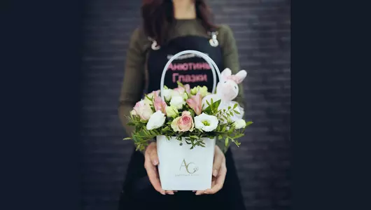 Композиция с&nbsp;мягкой игрушкой и&nbsp;цветами