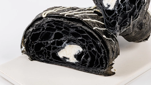 Круассан черный с заварным кремом Круассан черный с заварным кремом