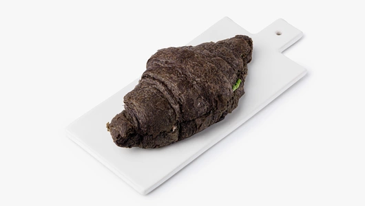 Черный круассан с форелью и творожным сыром, кафе