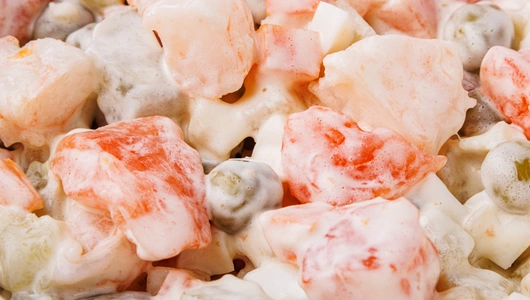 Салат "Оливье" с красной рыбой и креветками