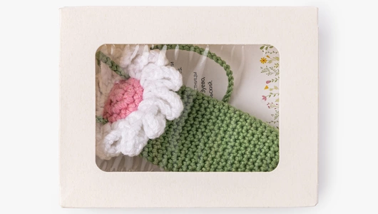 Вязаный брелок для&nbsp;помады "Ромашка"