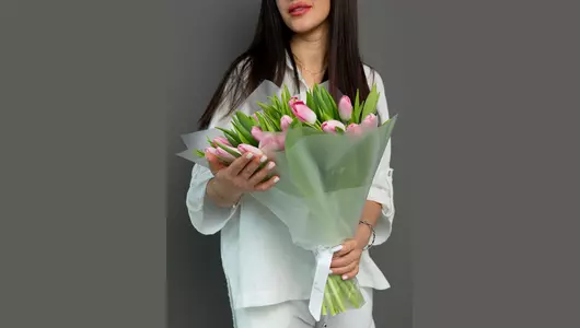 Букет из&nbsp;25 гладких розовых тюльпанов: нежность в&nbsp;каждом лепестке