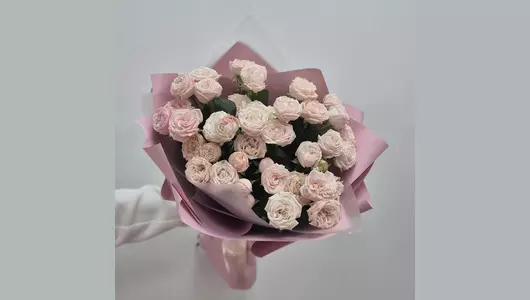 Нежный букет из&nbsp;кремовых кустовых роз "Любимой" FMART by flowwow