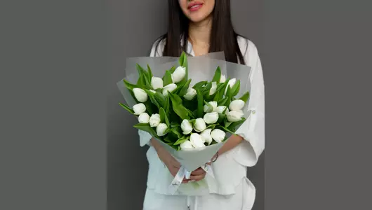 Букет из&nbsp;25 белых тюльпанов: чистый и&nbsp;искренний подарок