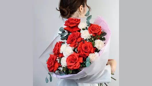 Авторский букет из&nbsp;французских роз, гвоздики и&nbsp;брунии "Алый шик" FMART by flowwow