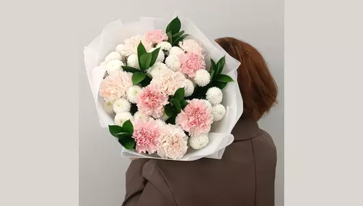 Воздушный букет из&nbsp;кустовой хризантемы и&nbsp;гвоздики FMART by flowwow