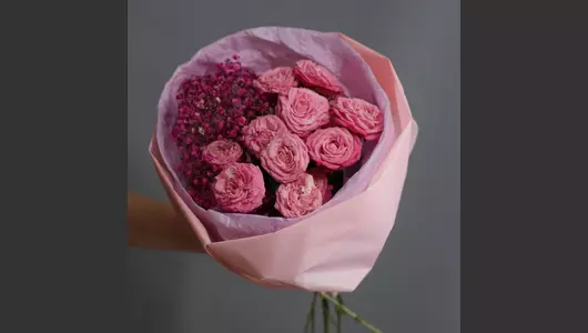 Ягодный эклер. Букет кустовые розы и&nbsp;гипсофилы FMART by flowwow