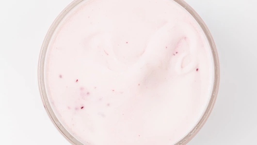 Мороженое с греческим йогуртом и лесными ягодами Мороженое с греческим йогуртом и лесными ягодами