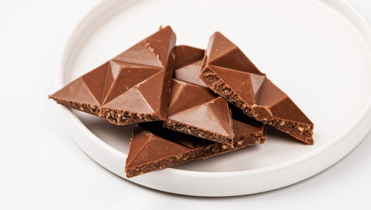 Шоколад молочный с миндальным печеньем