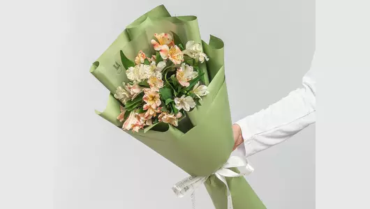 Букет из&nbsp;7 альстромерий нежный микс в&nbsp;оформлении