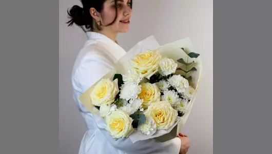 Авторский букет из&nbsp;пионовидной розы, хризантемы и&nbsp;диантусов «Кремовый сад» FMART by flowwow