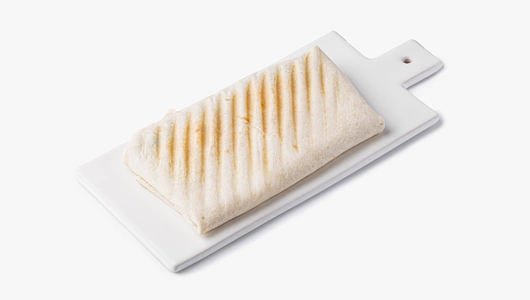 Сэндвич-ролл в тортилье с омлетом, курицей и соусом "Ранч", кафе Сэндвич-ролл в тортилье с омлетом, курицей и соусом "Ранч", кафе