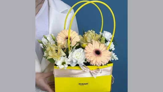 Сумочка с&nbsp;герберой, альстромерией, диантусом FMART by flowwow