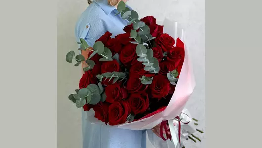 Букет 25 красных роз с&nbsp;эвкалиптом FMART by flowwow