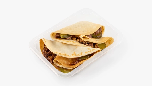 Блины "Богатырский пир" с&nbsp;щёчками, жареным луком и&nbsp;соусом Барбекю