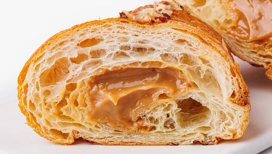 Круассан с&nbsp;варёной сгущенкой, кафе