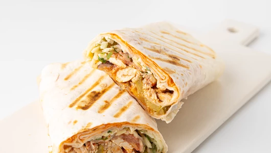 Шаурма с курицей и томатным соусом на гриле, кафе