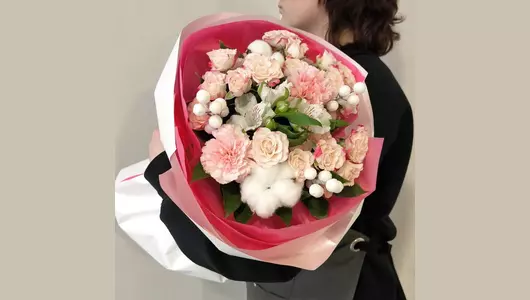 Букет с&nbsp;кустовой розой и&nbsp;хлопком FMART by flowwow