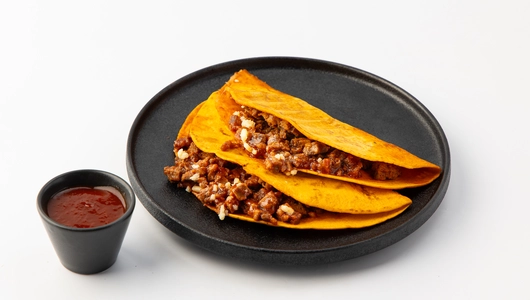 Тортилья с мясным фаршем и сыром, кафе