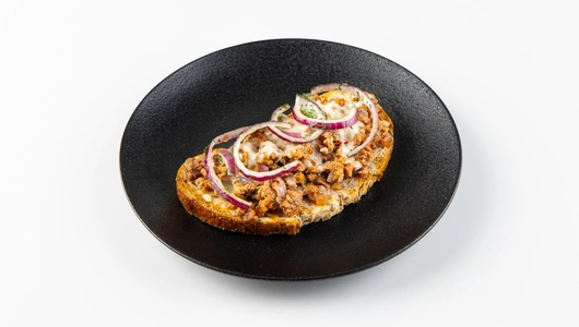 Брускетта мясная с запечённым сыром, кафе