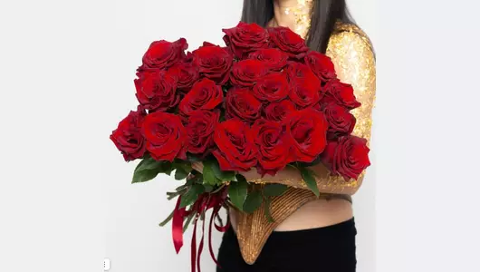 Роскошный букет из 23 красных роз (55см)