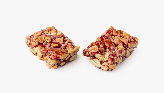 Батончик орехово-арахисовый с&nbsp;клубникой и&nbsp;малиной