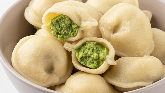 Пельмени с индейкой, моцареллой и шпинатом Пельмени с индейкой, моцареллой и шпинатом