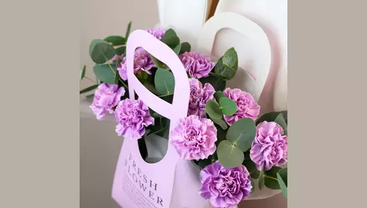 Композиция в&nbsp;сумочке "Лавандовые поля" из&nbsp;11 диантусов с&nbsp;эвкалиптом FMART by flowwow