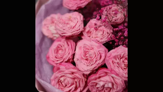 Ягодный эклер. Букет кустовые розы и&nbsp;гипсофилы FMART by flowwow