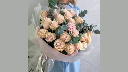 Букет 25 розовых роз с&nbsp;эвкалиптом FMART by flowwow