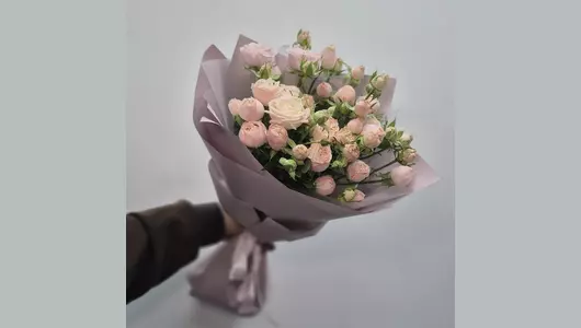 Букет из&nbsp;нежных кустовых роз "Персиковый закат" FMART by flowwow