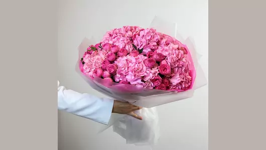 Авторский букет из&nbsp;гортензий и&nbsp;пионовидных роз "Розовые сны" FMART by flowwow