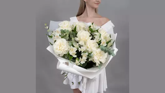 Букет из&nbsp;7 белых, французских роз и&nbsp;6 белых альстромерий с&nbsp;эвкалиптом FMART by flowwow