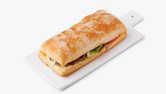 Чиабатта с рваной говядиной, томатами и романо