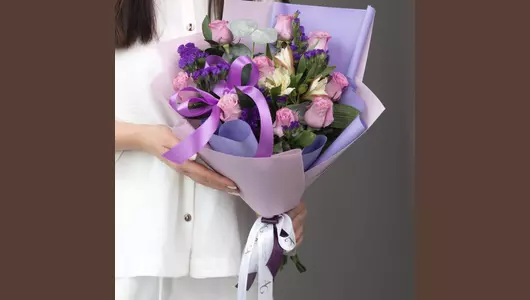 Букет из&nbsp;роз и&nbsp;альстромерии