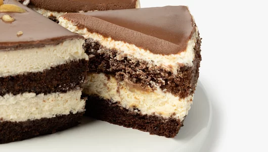 Торт шоколадный с&nbsp;карамелью и&nbsp;арахисом