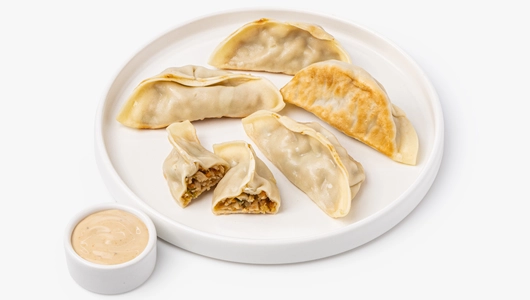 Гедза с&nbsp;креветкой и&nbsp;"крабовыми" палочками с&nbsp;овощами