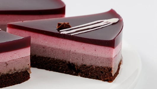 Торт "Черемуховый мусс" с черникой и смородиной