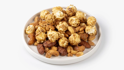 Смесь орехов в карамели с карамельном попкорном Смесь орехов в карамели с карамельном попкорном