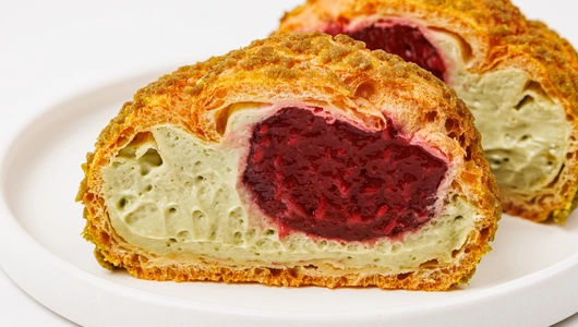 Пирожное "Шу" с фисташкой и малиной, кафе