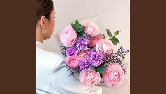 Авторский букет из&nbsp;ранункулюсов и&nbsp;гвоздики "Розовые грeзы" FMART by flowwow