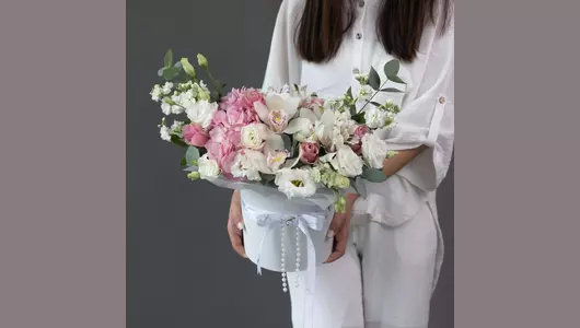 Цветочная композиция в&nbsp;шляпной коробке