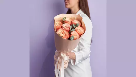 Пионовидные розы в&nbsp;букете «Сочный персик» FMART by flowwow