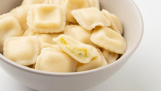 Равиоли мини с сыром сулугуни, яйцом и зеленью Равиоли мини с сыром сулугуни, яйцом и зеленью