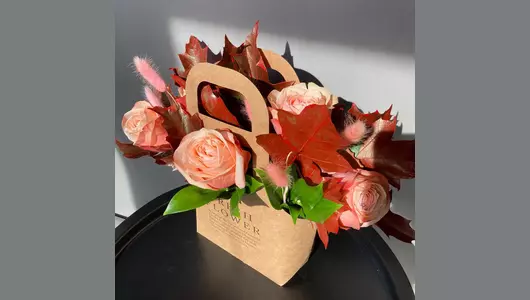 Композиция "Осенний вальс с&nbsp;листьями дуба и&nbsp;пионовидными розами" FMART by flowwow